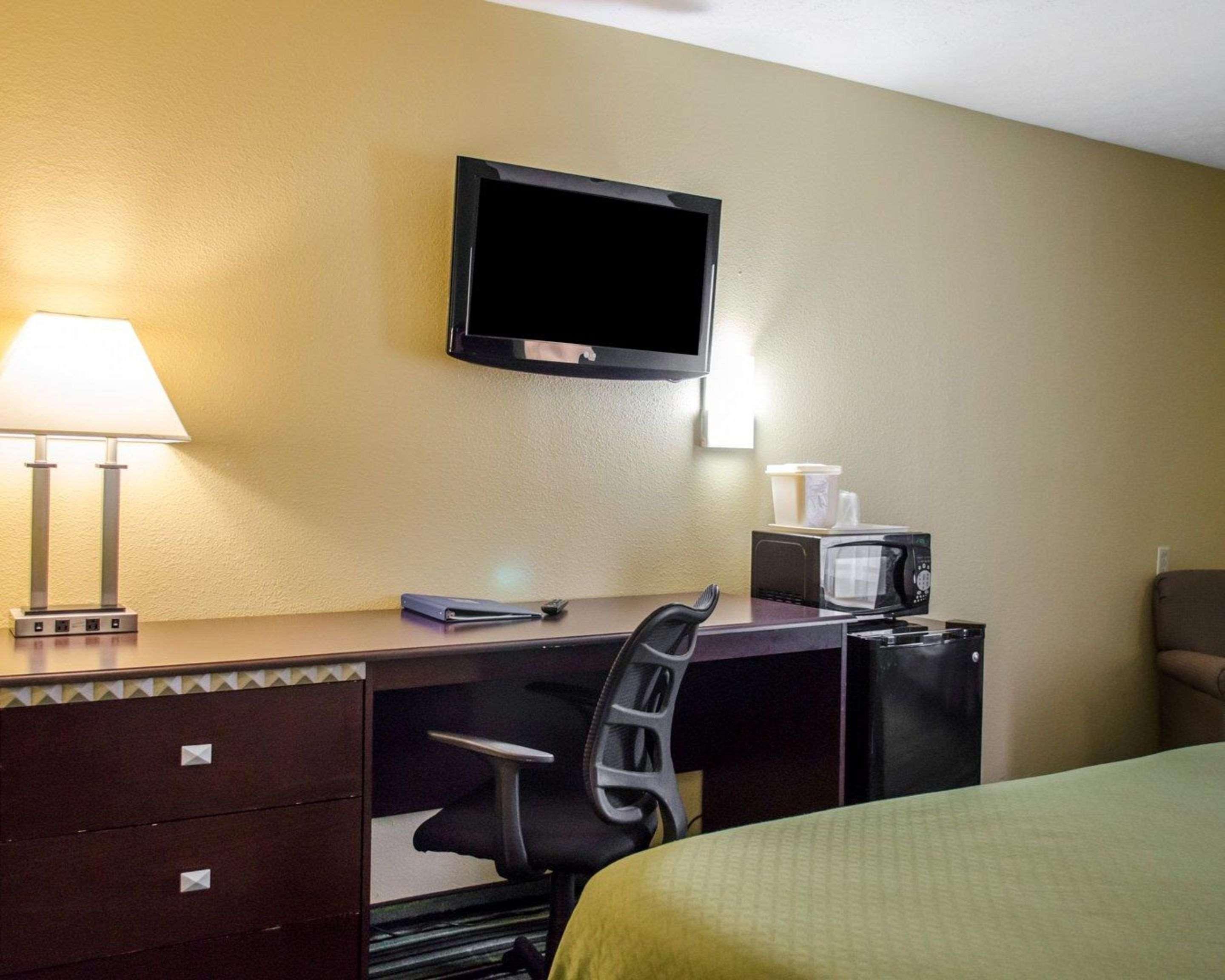Quality Inn & Suites Medina - Akron West Bagian luar foto